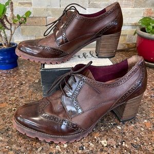 Oxford Heeled Dress shoes. Super cute and classy! Size 40